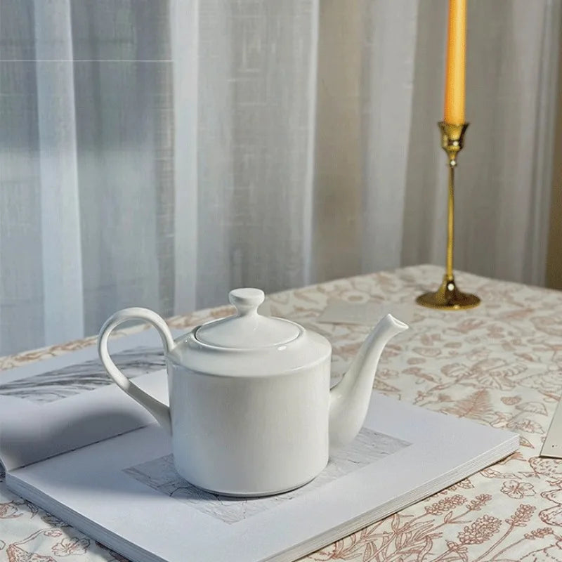 Théière Anglaise Blanche sur un livre 
