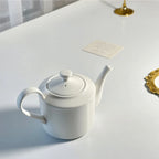 Théière Anglaise Blanche sur une table 
