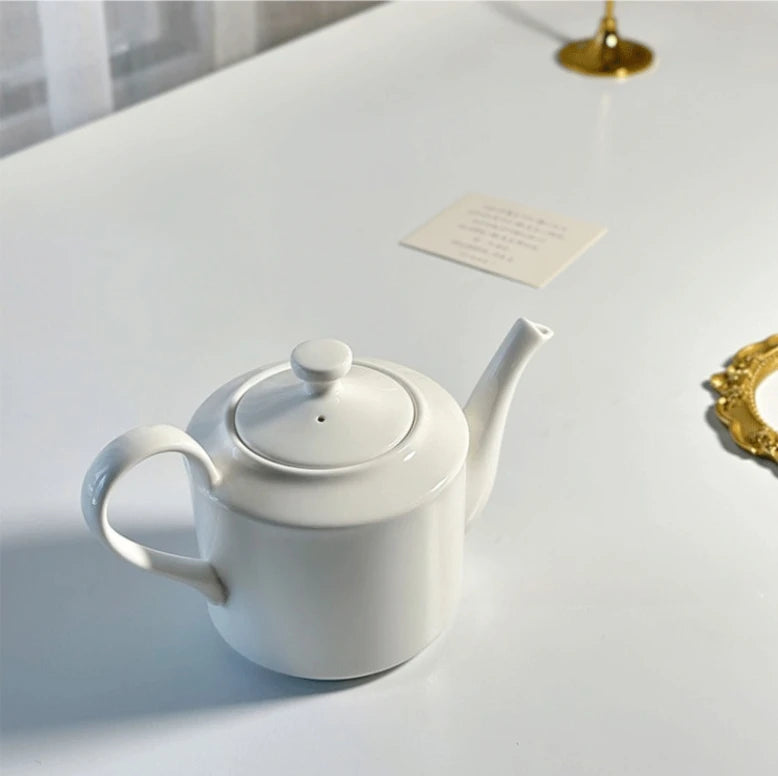 Théière Anglaise Blanche sur une table 