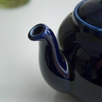 Théière Anglaise Bleu Foncée vue sur le bec 
