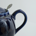 Théière Anglaise Bleu Foncée vue sur la poignée 