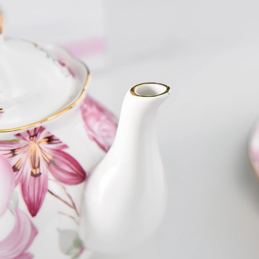 Théière Anglaise Motif Rose vue sur le bec 