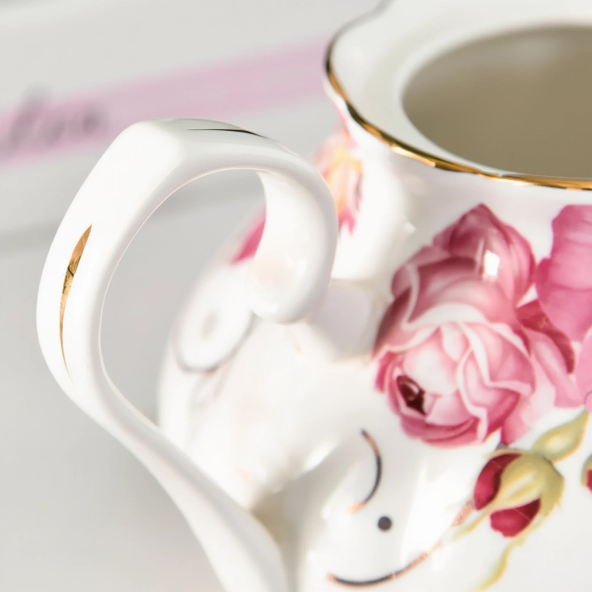 Théière Anglaise Motif Rose vue sur la poignée 