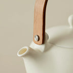 Théière Blanche Japonaise en Porcelaine vue sur le bec 