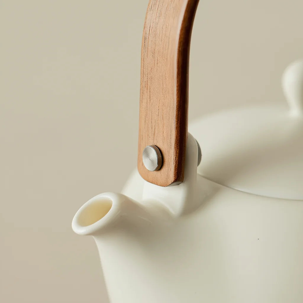 Théière Blanche Japonaise en Porcelaine vue sur le bec 