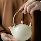 Théière Blanche Japonaise en Porcelaine dans une main 