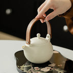 Théière Blanche Japonaise en Porcelaine main qui tien la anse 
