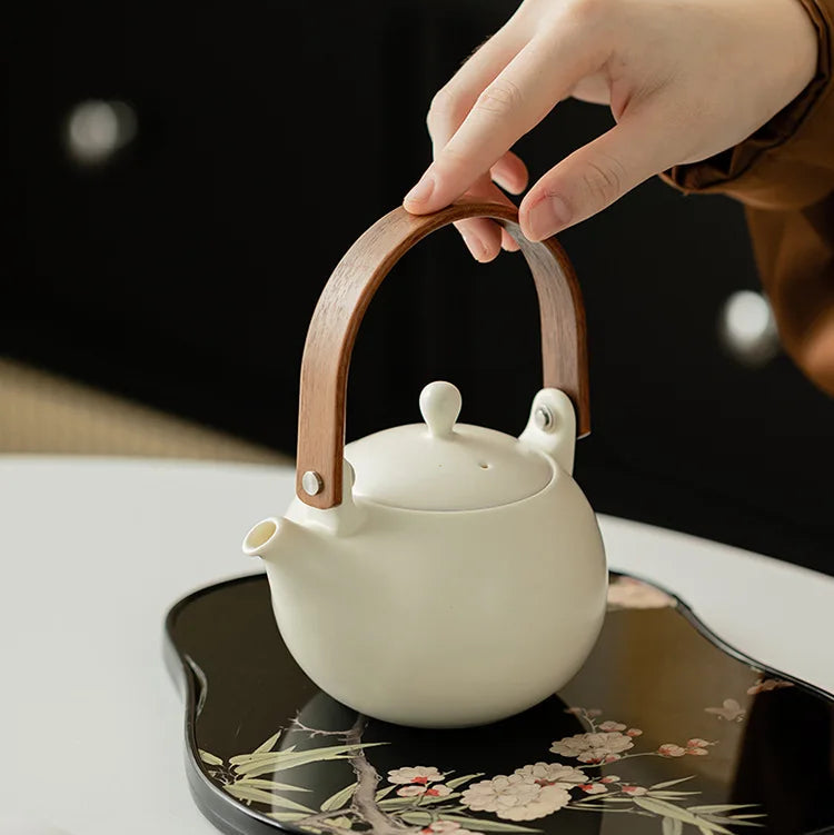 Théière Blanche Japonaise en Porcelaine main qui tien la anse 