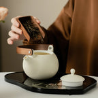 Théière Blanche Japonaise en Porcelaine entrain d'introduire du thé 