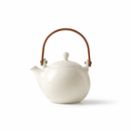 Théière Blanche Japonaise en Porcelaine sur fond blanc 