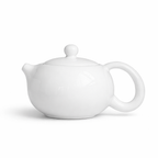 Théière Blanche chinoise en céramique sur fond blanc 