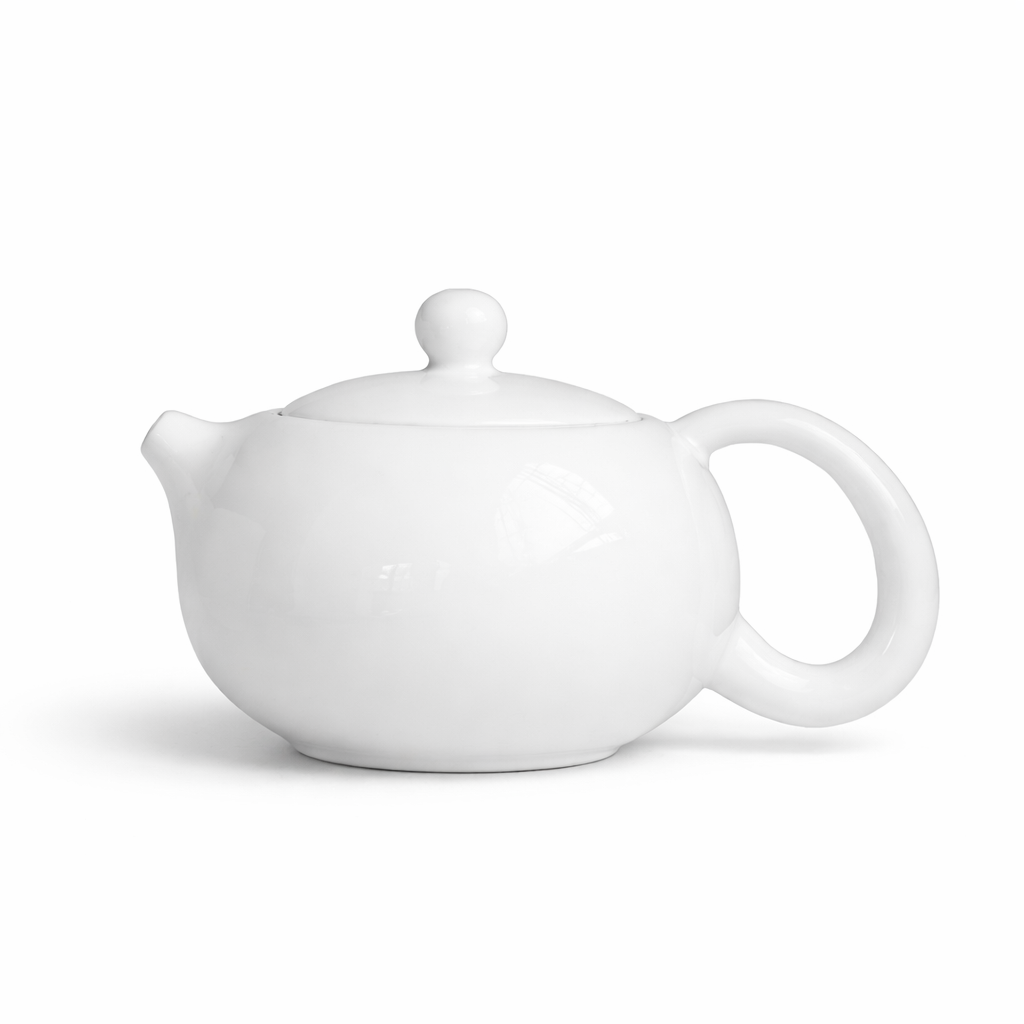 Théière Blanche chinoise en céramique sur fond blanc 