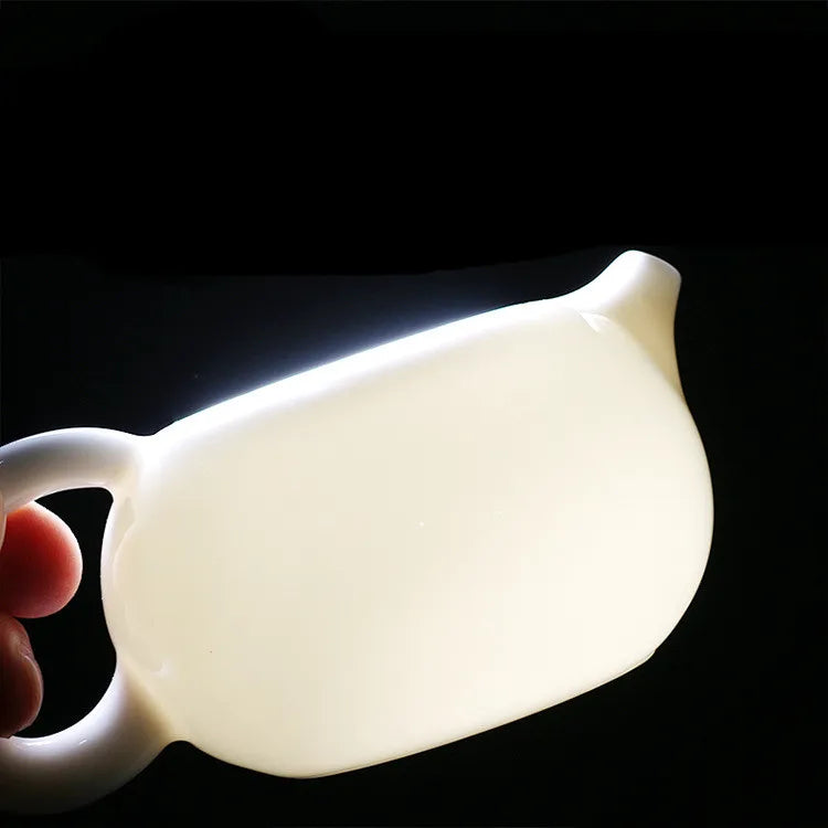 Théière Blanche chinoise en céramique lumière qui la traverse 