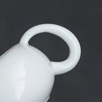 Théière Blanche chinoise en céramique vue sur la poignée 