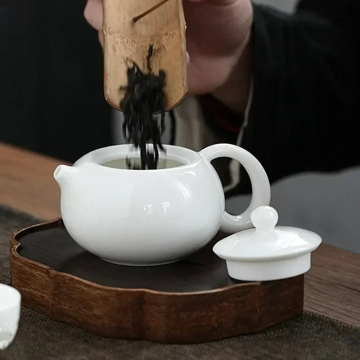 Théière Blanche chinoise en céramique préparation du thé 