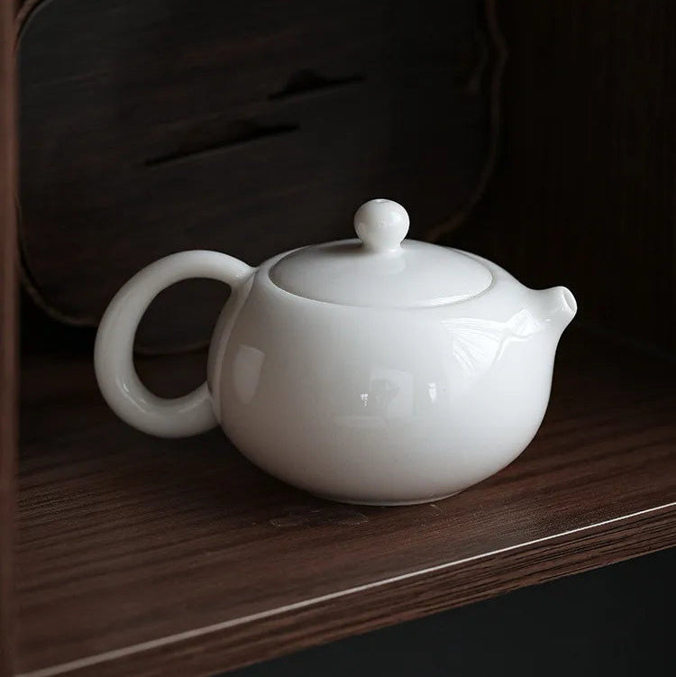 Théière Blanche chinoise en céramique sur du bois 