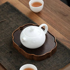 Théière Blanche chinoise en céramique sur un plateau 