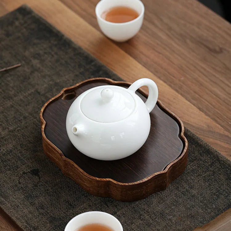 Théière Blanche chinoise en céramique sur un plateau 