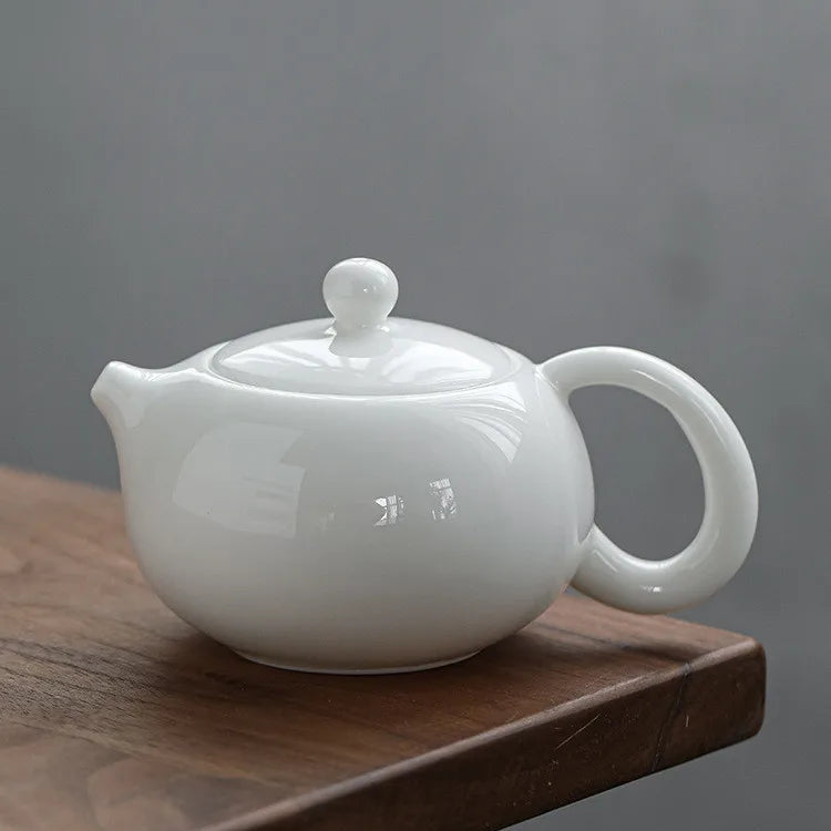 Théière Blanche chinoise en céramique sur une table 