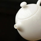 Théière Blanche en Céramique vue sur le bec 