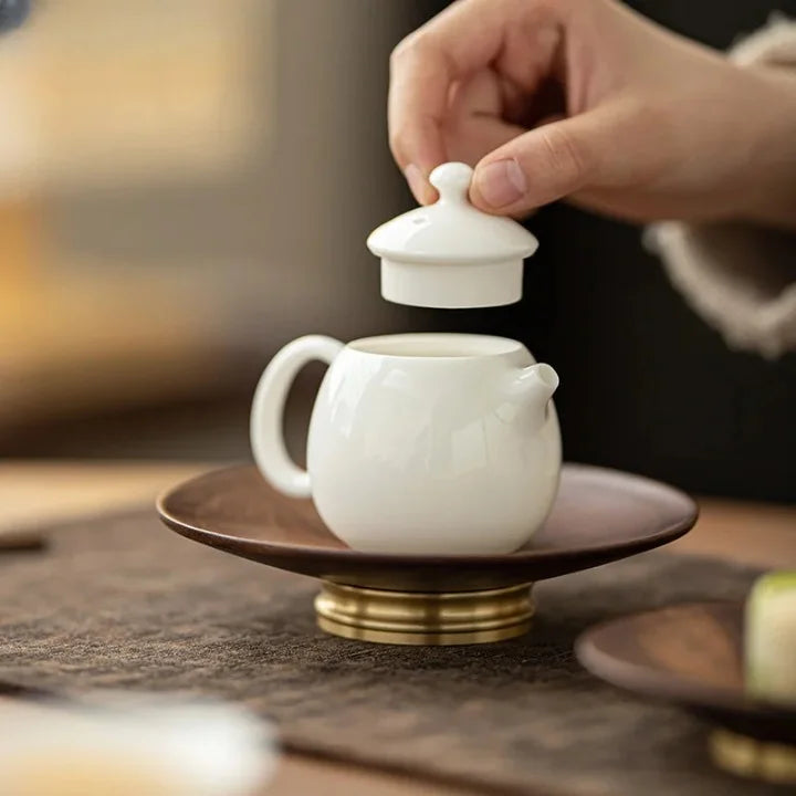 Théière Blanche en Céramique main qui retire le couvercle 