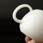 Théière Blanche en Céramique vue sur la poignée 