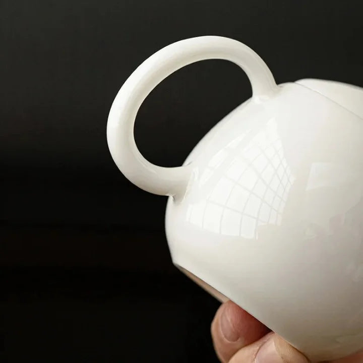 Théière Blanche en Céramique vue sur la poignée 