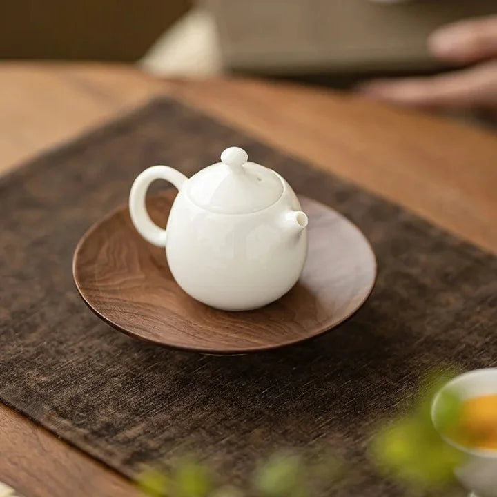 Théière Blanche en Céramique sur un plateau 