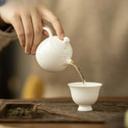 Théière Blanche en Céramique versant du thé 