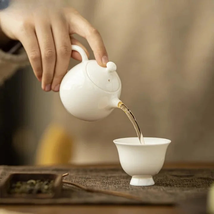 Théière Blanche en Céramique versant du thé 