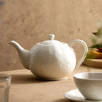 Théière Blanche en Porcelaine Blanche sur une table 