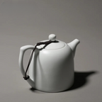 Théière Blanche en Porcelaine vue sur l'autre côté 