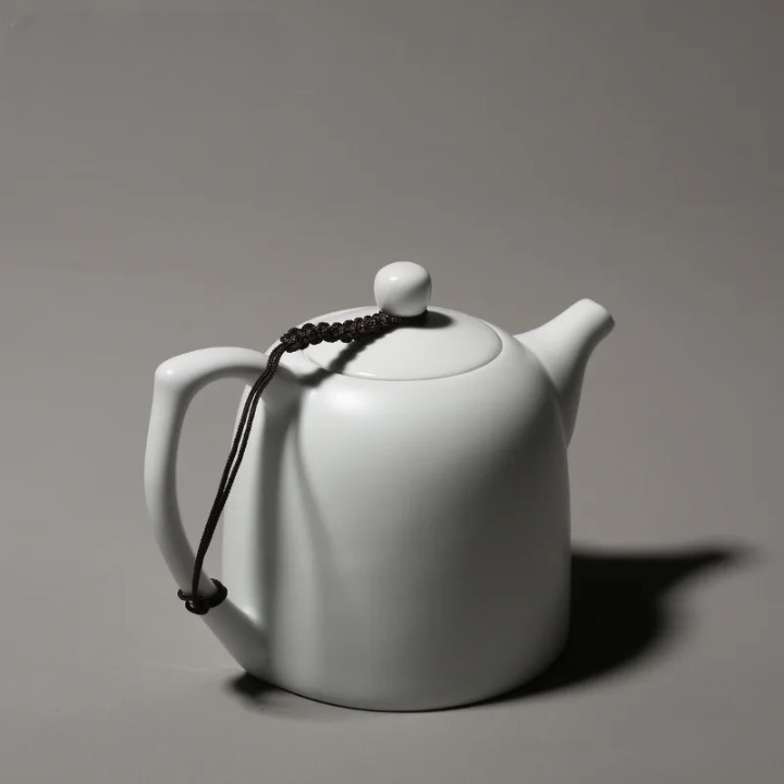 Théière Blanche en Porcelaine vue sur l'autre côté 