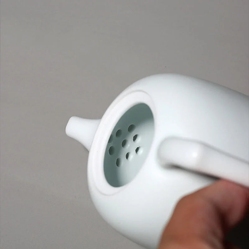 Théière Blanche en Porcelaine vue sur la filtration intégrée 