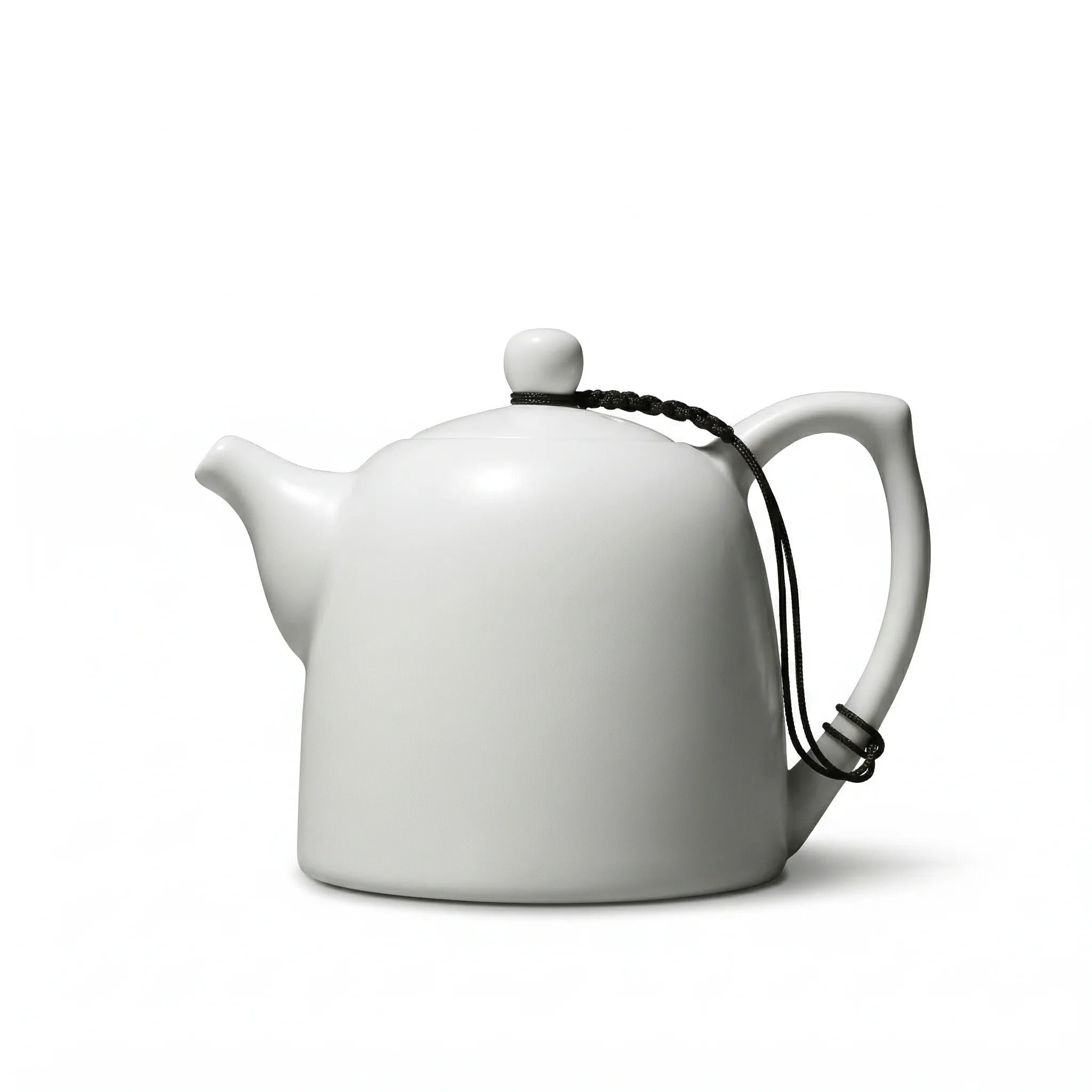 Théière Blanche en Porcelaine sur un fond blanc 