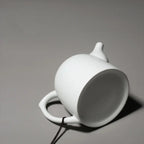 Théière Blanche en Porcelaine vue sur le dessous de la théière 