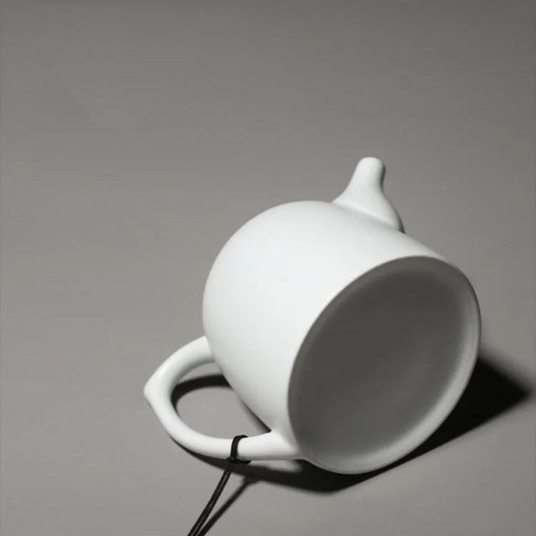 Théière Blanche en Porcelaine vue sur le dessous de la théière 