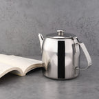 Théière Induction Inox  de face sur un fond gris 