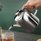 Théière Induction Inox  versant du thé 