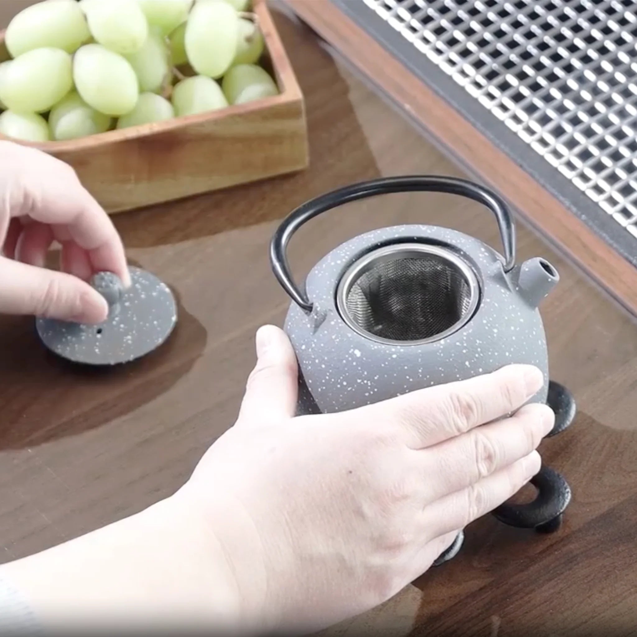 Théière Induction en Fonte Grise vue sur le filtre 
