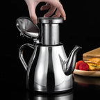 Théière à Induction en Inox Argentée main retirant le filtre 