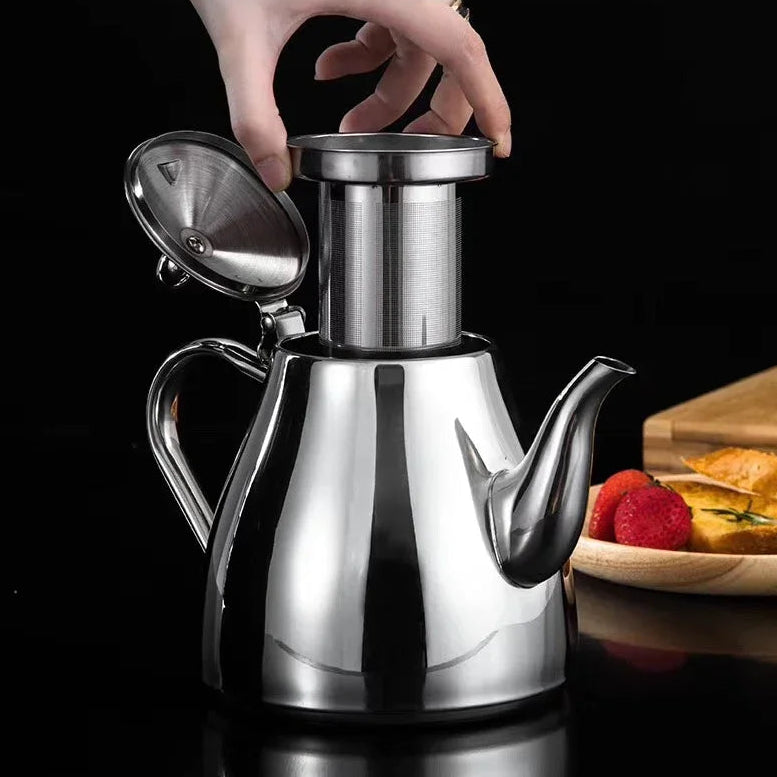 Théière à Induction en Inox Argentée main retirant le filtre 