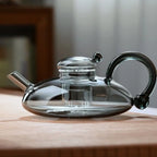 Théière Induction en Verre Borosilicate sur une table 