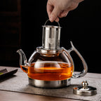 Théière Induction en Verre Transparent retirant le filtre de la théière 