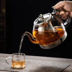 Théière Induction en Verre Transparent versant du thé dans une tasse 