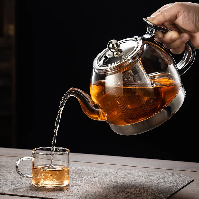 Théière Induction en Verre Transparent versant du thé dans une tasse 
