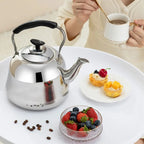 Théière Induction en inox avec Infuseur  sur une table 