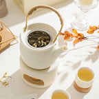 Théière Japonaise Crème avec Anse avec feuilles de thé dans le filtre 