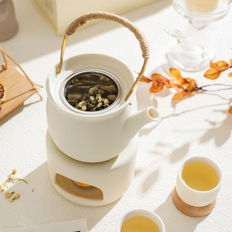 Théière Japonaise Crème avec Anse avec feuilles de thé dans le filtre 