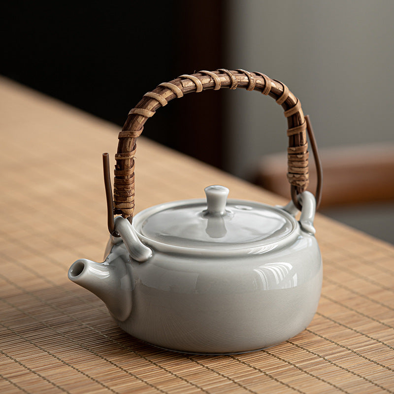 Théière Japonaise Grise sur une surface 